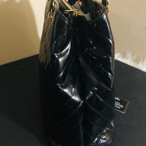 🔥CHANEL CHEVRON PURSE W/GOLD HARDWARES🔥 - Picture 8 of 14